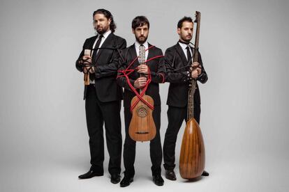 Los hermanos Zapico: Aarón (clave), Daniel (tiorba) y Pablo (guitarra barroca).