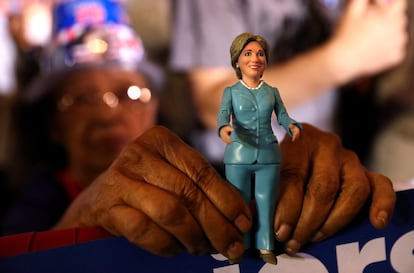 Un seguidor de Hillary Clinton sujeta una muñera que representa a la candidata demócrata durante un mitin electoral, el 25 de octubre, en Coconut Creek, Florida (EE UU).