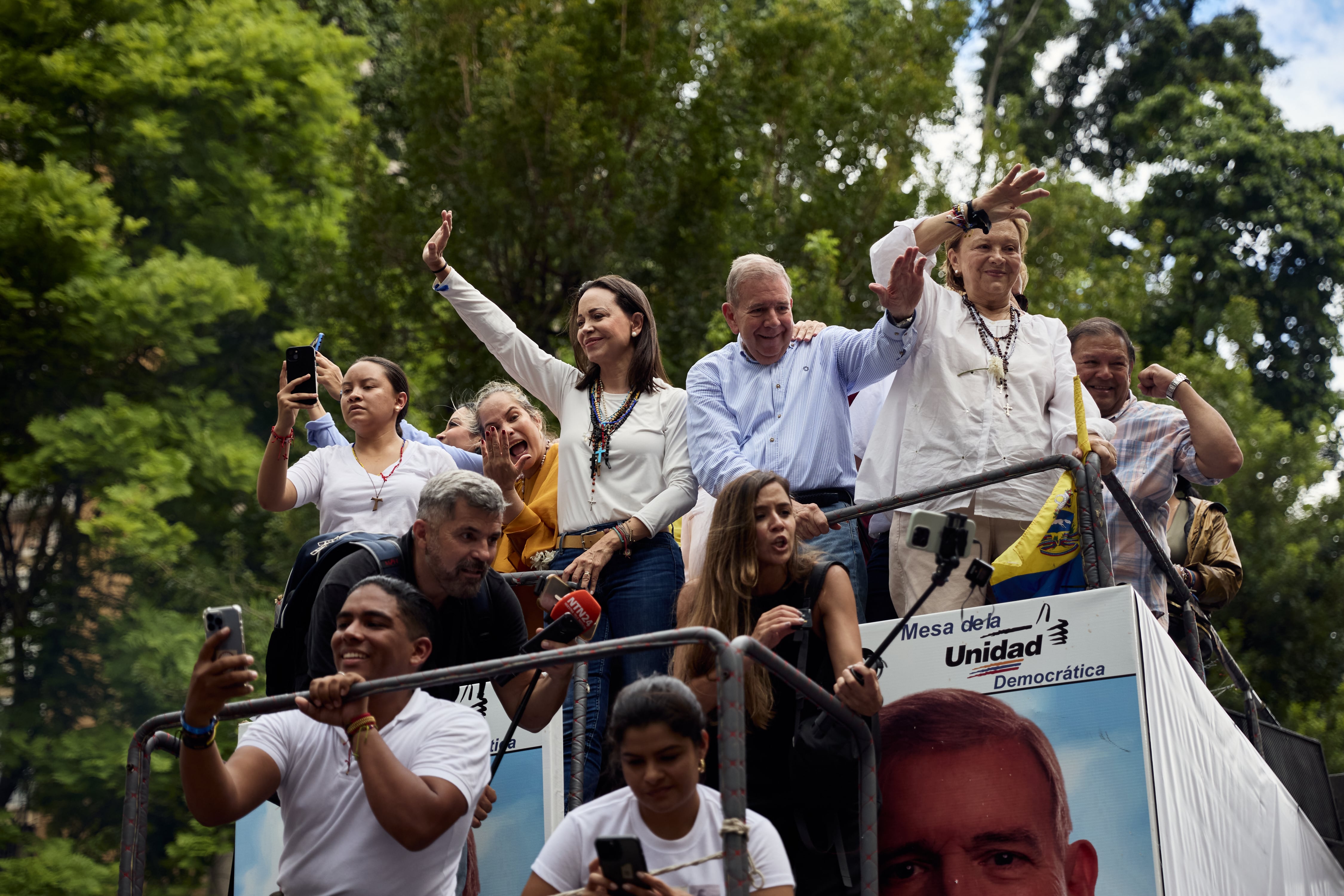 María Corina Machado y Edmundo González saludan a manifestantes, este martes en la protesta multitudinaria en Caracas.