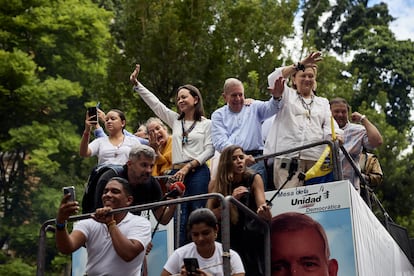 María Corina Machado y Edmundo González saludan a los manifestantes, el 30 de julio en Caracas.