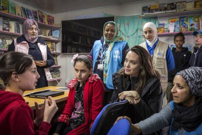 Angelina Jolie, en su papel como alta comisionada de la agencia de la ONU para los refugiados, en el campo de refugiados sirio Zaatari en el norte de Jordania, el pasado domingo.