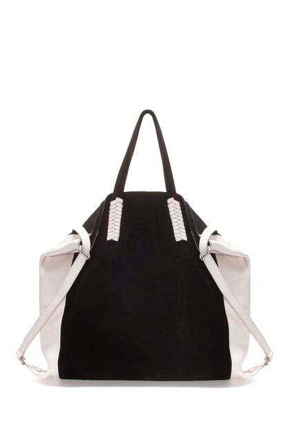 Bolso de Zara en blanco y negro, inspirado en el modelo "De manta" de Alexander McQueen (de 60 euros a 40, aproximadamente).