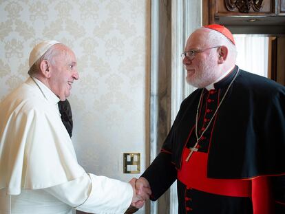 El cardenal Reinhard Marx (derecha) saluda al Papa Francisco en una audiencia privada en el Vaticano en febrero de 2020.