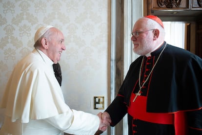 El cardenal Reinhard Marx (derecha) saluda al Papa Francisco en una audiencia privada en el Vaticano en febrero de 2020.