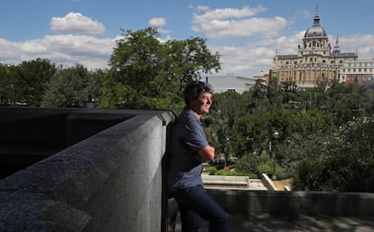 El escritor Antonio Mercero, en los jardines de Sabatini junto al Palacio Real de Madrid.