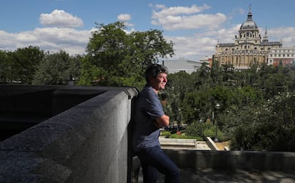 El escritor Antonio Mercero, en los jardines de Sabatini junto al Palacio Real de Madrid. 