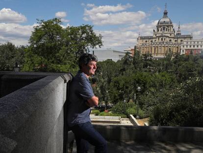 El escritor Antonio Mercero, en los jardines de Sabatini junto al Palacio Real de Madrid. 