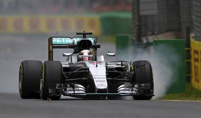 Hamilton pilota su Mercedes durante el primer entrenamiento del año.