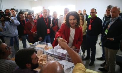 María Jesús Montero, ministra de Hacienda y candidata número uno del PSOE por Sevilla, saluda antes de votar en el colegio SAFA de Sevilla.