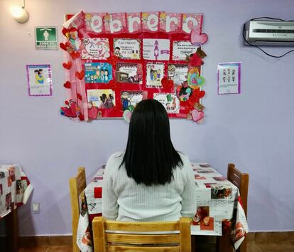 Andrea Ene en un refugio para víctimas de maltrato.