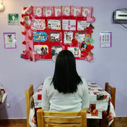 Andrea Ene en un refugio para víctimas de maltrato