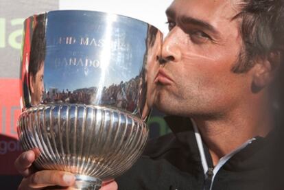 Lee Slattery, con el trofeo de campeón del Madrid Masters.