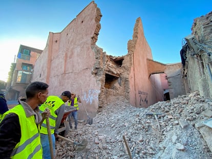 Trabajadores retiran los escombros de un edificio derrumbado tras el terremoto, en la ciudad de Marraquech. 