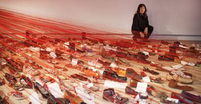 La artista Chiharu Shiota junto a su obra &#039;Over the Continents&#039;.