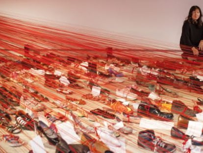 La artista Chiharu Shiota junto a su obra 'Over the Continents'.