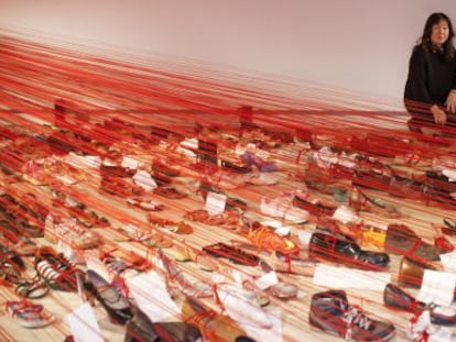 L'artista Chiharu Shiota amb la seva obra 'Over the continents'.