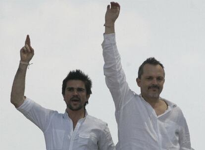 Juanes y Miguel Bosé, durante el concierto Paz sin Fronteras celebrado en Colombia en 2008.