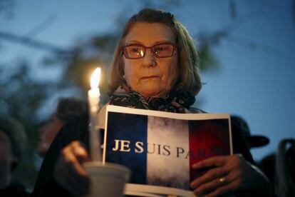Una mujer durante el homenaje por las víctimas del atentado en el consulado de Francia en Los Ángeles, California (EEUU).