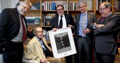 Jes&uacute;s de la Serna junto a los directores de El Pa&iacute;s.