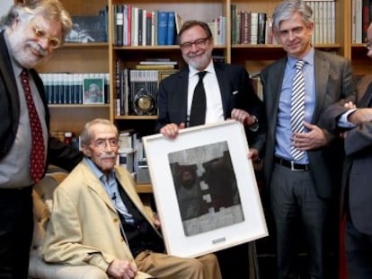 Jes&uacute;s de la Serna junto a los directores de El Pa&iacute;s.