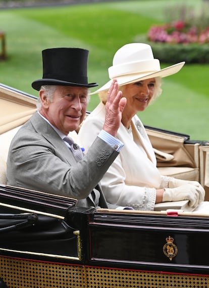 Desde la muerte de Isabell II en septiembre de 2022, la agenda de Carlos de Inglaterra y su esposa Camila está repleta de primeras veces. La última, su primera aparición como reyes en las carreras de caballos de Royal Ascot, que se celebran en el condado de Berkshire del 20 al 24 de junio. En la imagen, ambos en el primer día del que es uno de los eventos sociales más importantes del año en el Reino Unido.