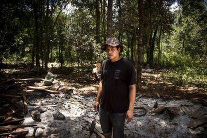 Miguel Velezquez, 29 años, posa frente a su casa destruida en Guahory (Paraguay). "Aquí viví por tres años, mirá como lo dejaron. Destrozaron todo. Es un desastre".