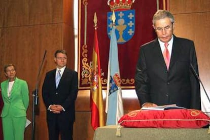 El presidente de la Xunta de Galicia, Emilio Pérez Touriño, en el momento en el que ha tomado posesión del cargo hoy en el Parlamento gallego.
