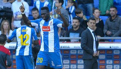 Caicedo i Diop celebren el gol amb Galca.