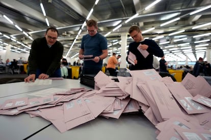 Voluntarios se preparan para el recuento electoral en Múnich, este domingo.