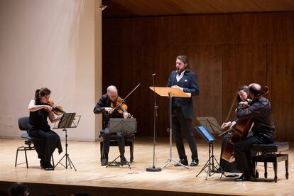 El Cuarteto Cosmos y Konstantin Krimmel durante su interpretación del 'Notturno' de Othmar Schoeck.