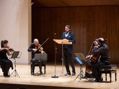 El Cuarteto Cosmos y Konstantin Krimmel durante su interpretación del 'Notturno' de Othmar Schoeck.