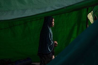 Una mujer permanece en una carpa de un refugio temporal situado en el pueblo de Menangga Baris, en la isla indonesia de Lombok.