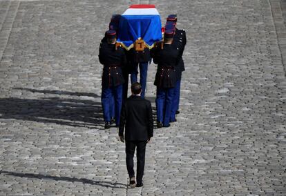 El presidente francés Emmanuel Macron sigue a los guardias republicanos que llevan el ataúd del ex presidente francés Jacques Chirac durante su traslado de los Inválidos.