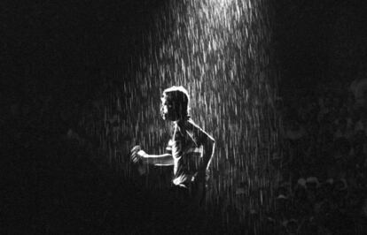  Mick Jagger, l&iacute;der de The Rolling Stones, sale al escenario bajo una intensa lluvia ante cerca de 50.000 espectadores la noche del 7 de julio de 1982. Se trata del primero de los dos conciertos que el grupo brit&aacute;nico ofreci&oacute; en el estadio Vicente Calder&oacute;n de Madrid.
 