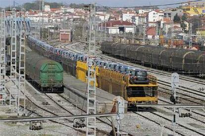 La industria del automóvil es uno de los mayores clientes del transporte por ferrocarril.