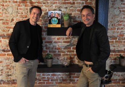 Los cocineros Sergio y Javier Torres presentan su nuevo libro de recetas en su restaurante Dos Cielos de Madrid. 