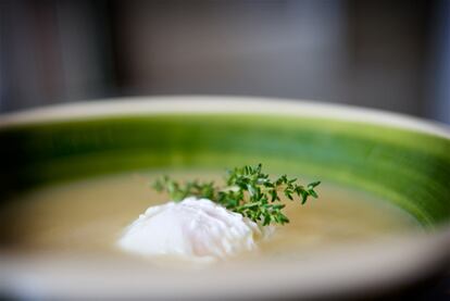 Sopa-cebolla-tomillo-huevo-escalfado