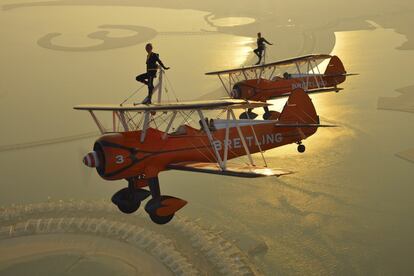 Los Breitling Wingwalkers sobrevuelan Durrat Al Bahrain en la costa sur de Bahrein. El próximo 16 de enero comienza el festival de vuelo Bahrain Airshow 2014.
