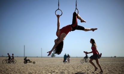 Una mujer hace ejercicios en la playa de Santa Mónica, en Los Ángeles.