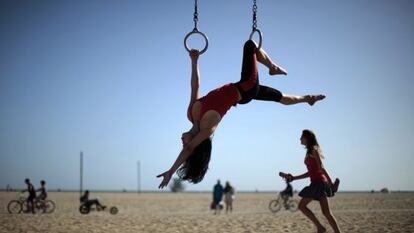 Una mujer hace ejercicios en la playa de Santa Mónica, en Los Ángeles.