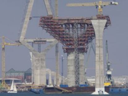 Obras del puente nuevo sobre la bahía de Cádiz.