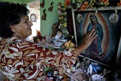 Francisca Pérez, abuela de Lucio Rendón, toca una imagen de la Virgen de Guadalupe tras saber que su nieto vive.