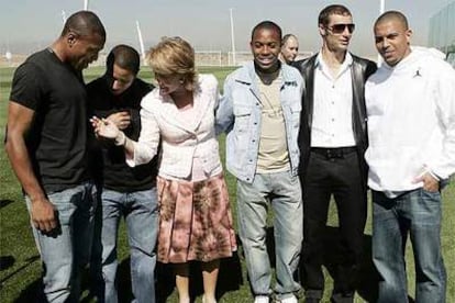 Esperanza Aguirre, rodeada por los jugadores Batista, Roberto Carlos, Robinho, Helguera y Ronaldo.