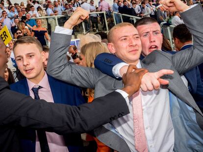 Un grupo de amigos celebra el resultado en las carreras de Epsom.