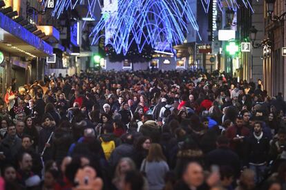 Multitud de personas transitando por la calle Preciados de Madrid.