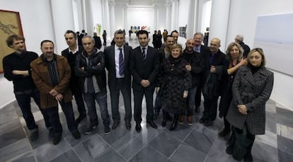 Un grupo de artistas, anoche, con los responsables de la exposici&oacute;n en el Centre del Carme. 