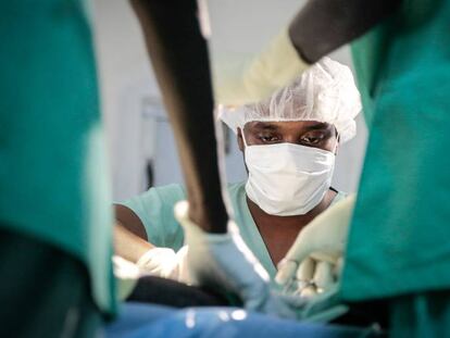 Los dos cirujanos de MSF realizan alrededor de 150 cirugías de emergencia al mes.