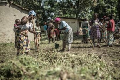 Un grupo de vecinos de Bloc Sara se organizan para limpiar su barrio y preparar su vuelta de los campos de desplazados.