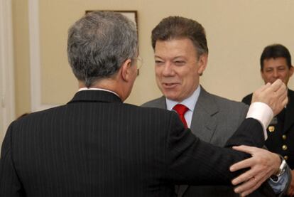 El presidente Álvaro Uribe saluda al ganador de las elecciones en Colombia, Juan Manuel Santos.