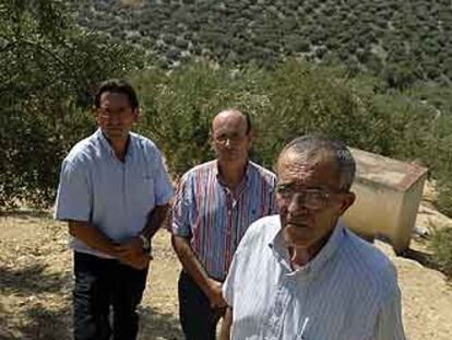 De izquierda a derecha, Santiago Mora, Nicolás Gálvez y Serafín Quirós, afectados por la presunta etafa en la aceitera Iniosa.